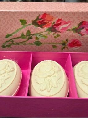 VTG 1970 Avon To A Wild Rose Scented Gift Soaps 3 Cakes 3 oz. each Perfume Soap